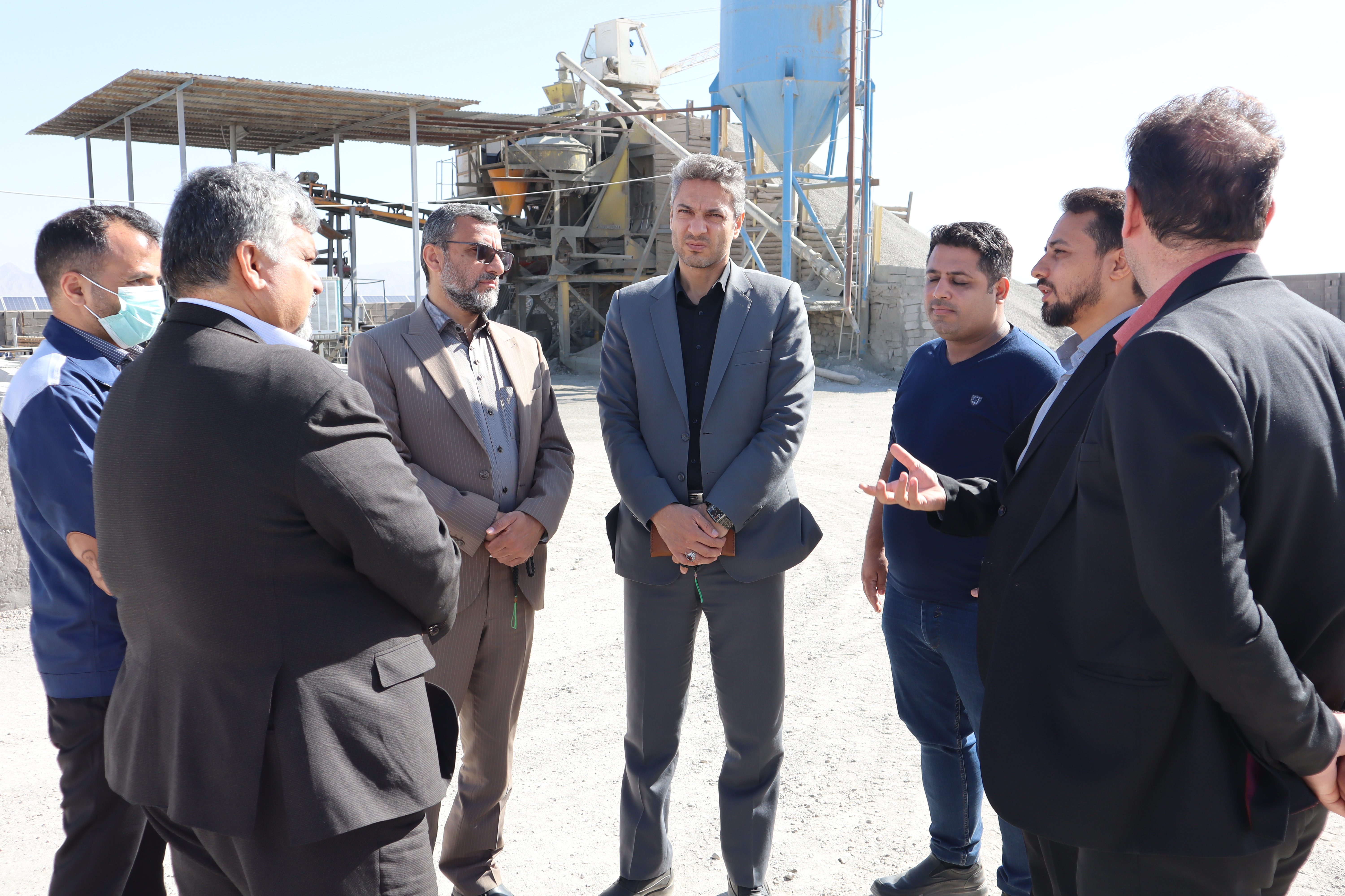 بازدید معاون عمرانی استانداری از کارخانه تولید قطعات بتنی سازمان همیاری شهرداری های خراسان جنوبی