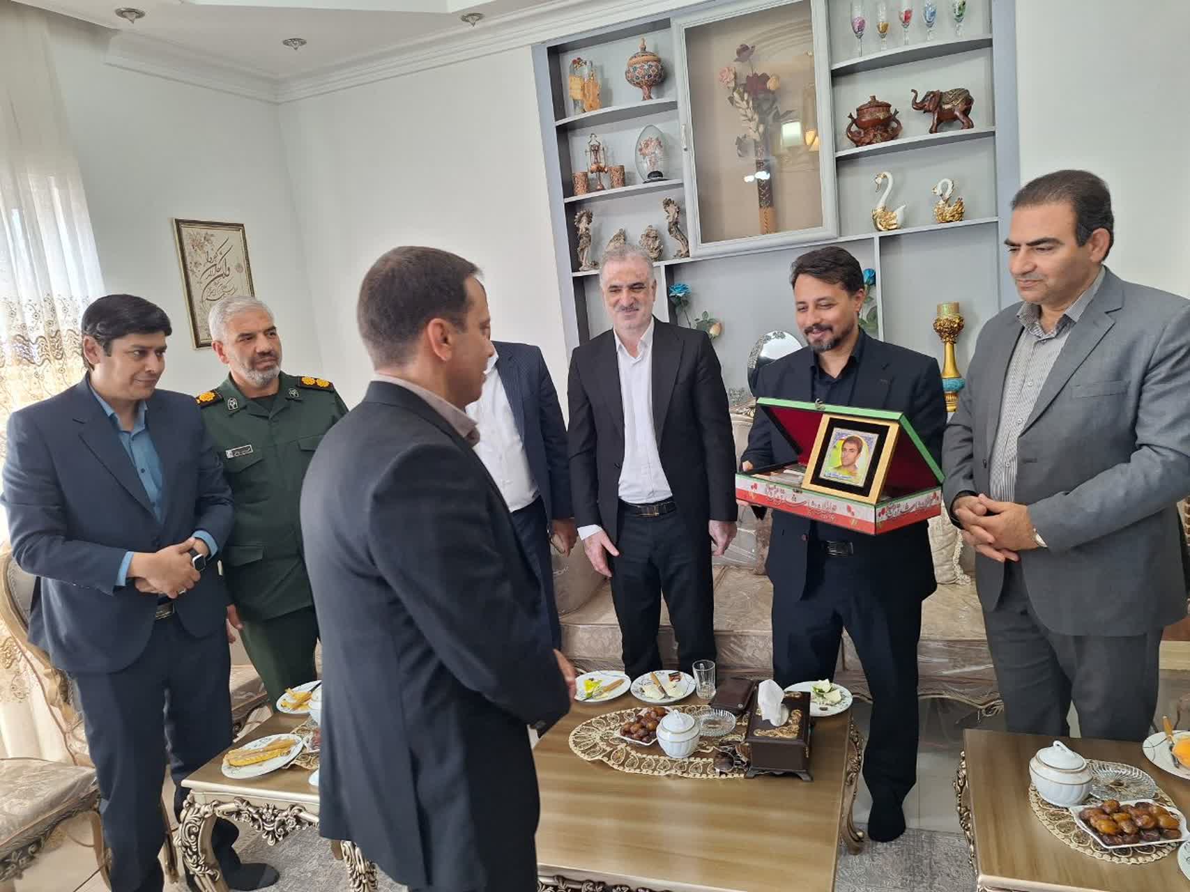 تجلیل مدیرعامل سازمان همیاری از خانواده والامقام شهید حسین شکوهی