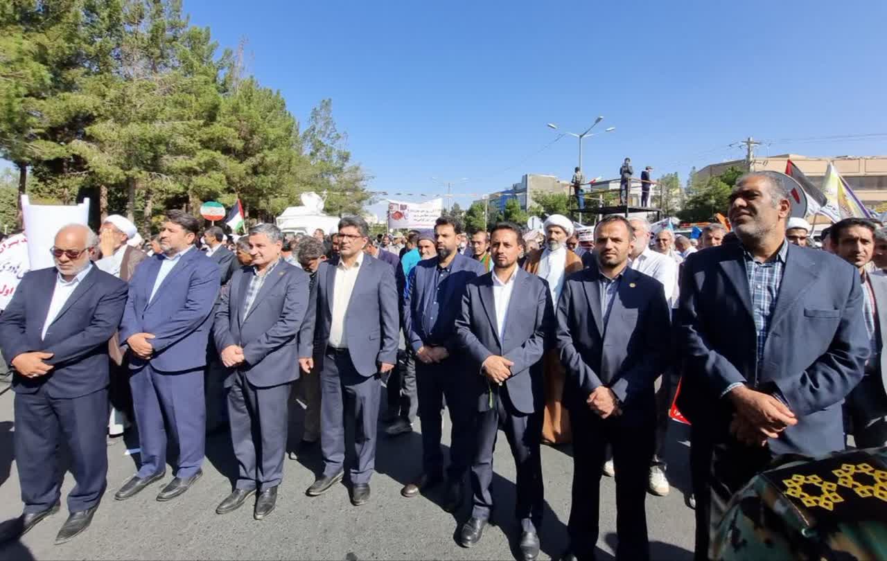 حضور مدیرعامل و پرسنل سازمان همیاری شهرداری ها در مراسم راهپیمایی 13 آبان