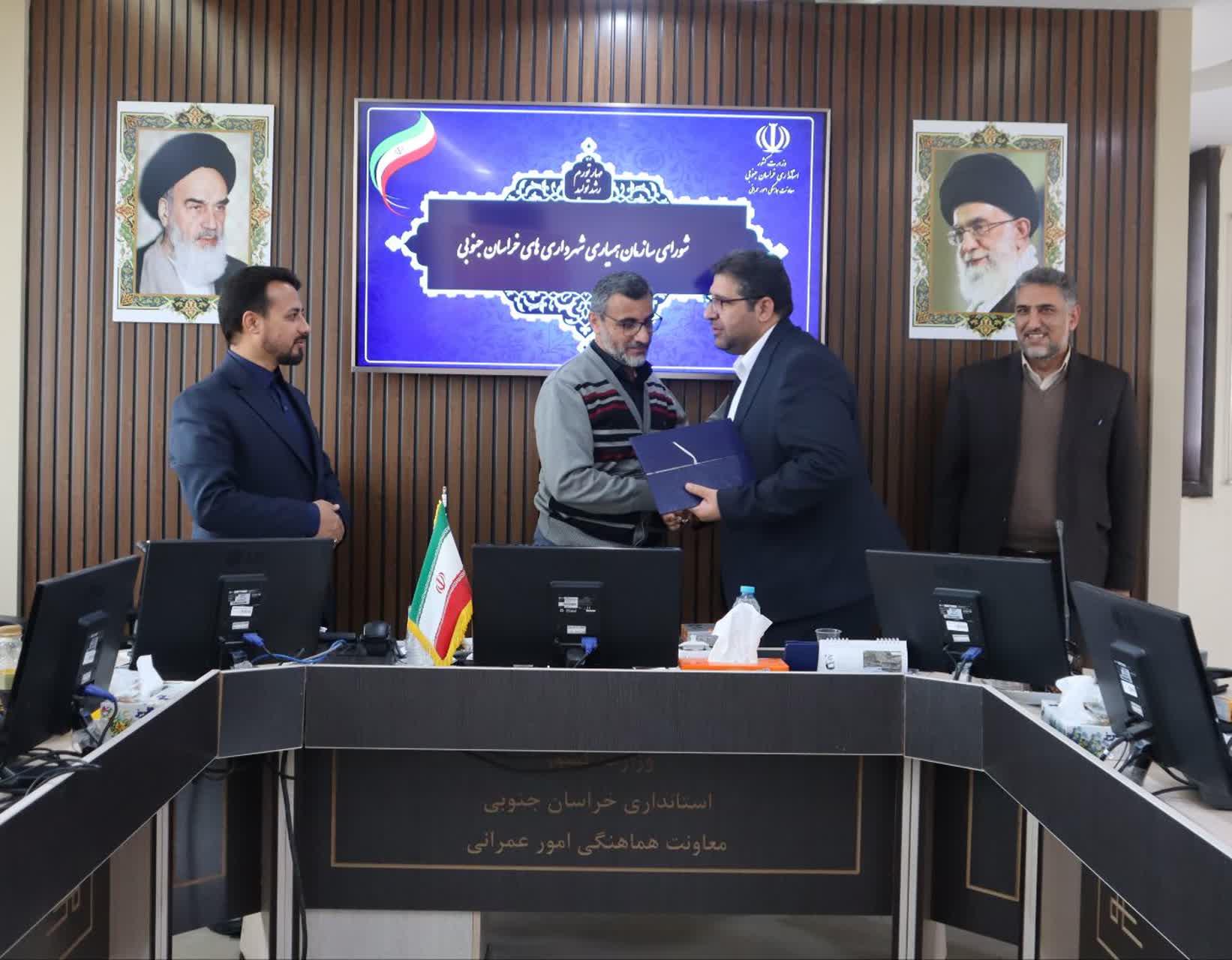 با حضور معاون هماهنگی امور عمرانی استانداری : تقدیر از 5 تن از شهرداران استان
